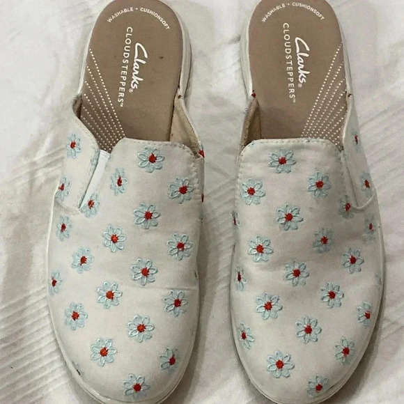 CLARKS CLOUDSTEPPERS WO SIZE 8.5  SLIP ON MULES  WHITE WITH BLUE DAISIES CLEAN - Picture 2 of 14